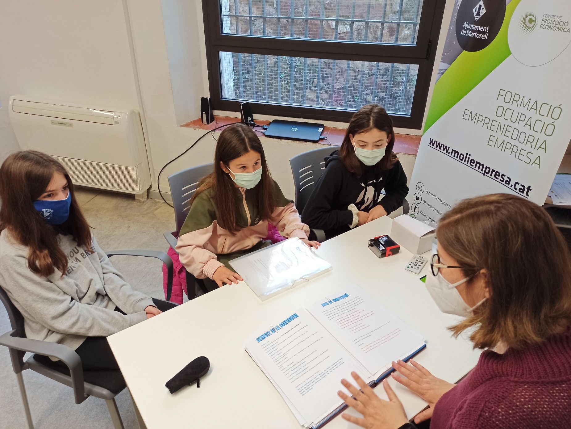 Alumnes de l'Escola José Echegaray de Martorell donant d'alta la cooperativa a l'Ajuntament