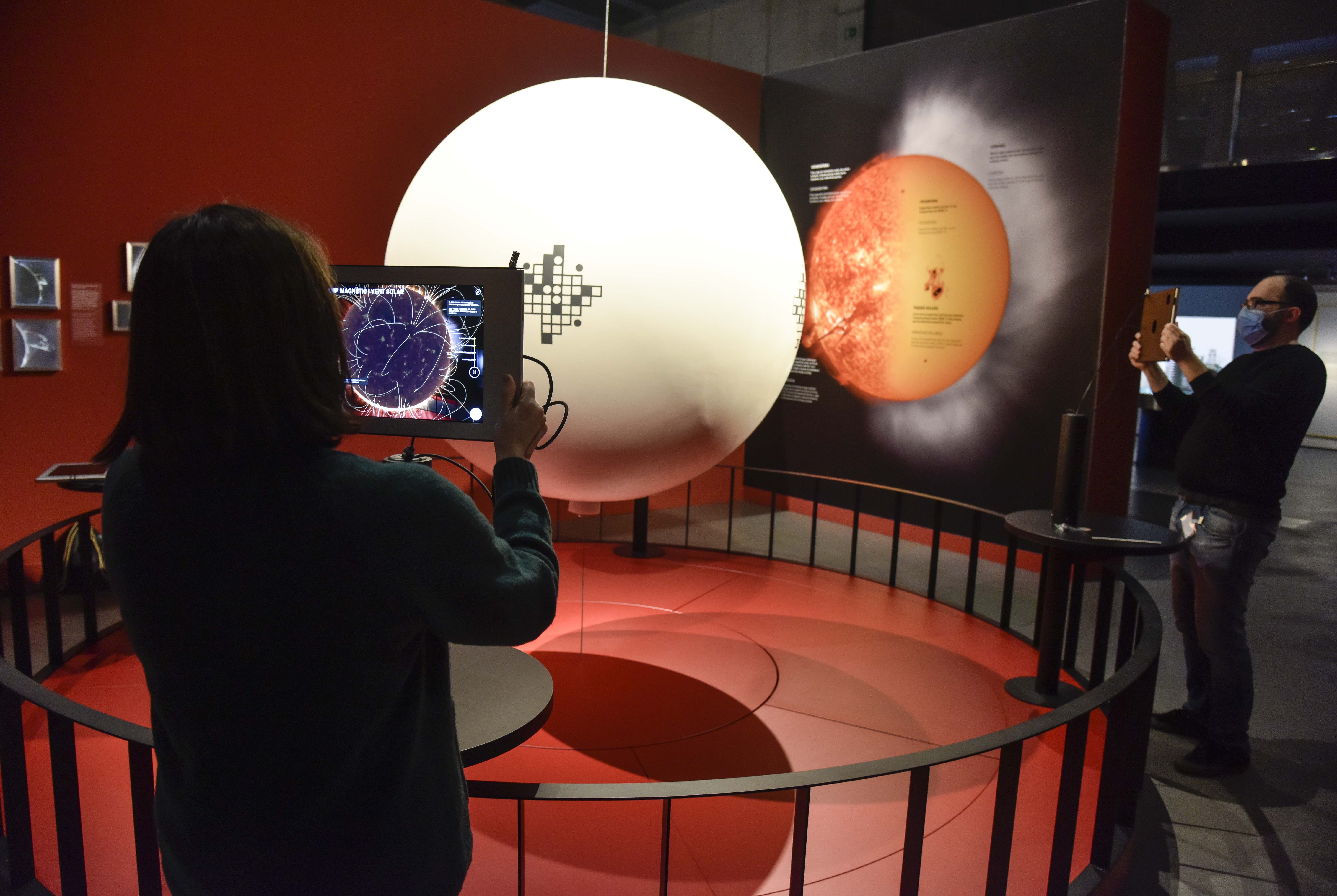 Visitants a la instal·lació de realitat augmentada per a conèixer els processos interns del Sol. Foto: Fundació "La Caixa"