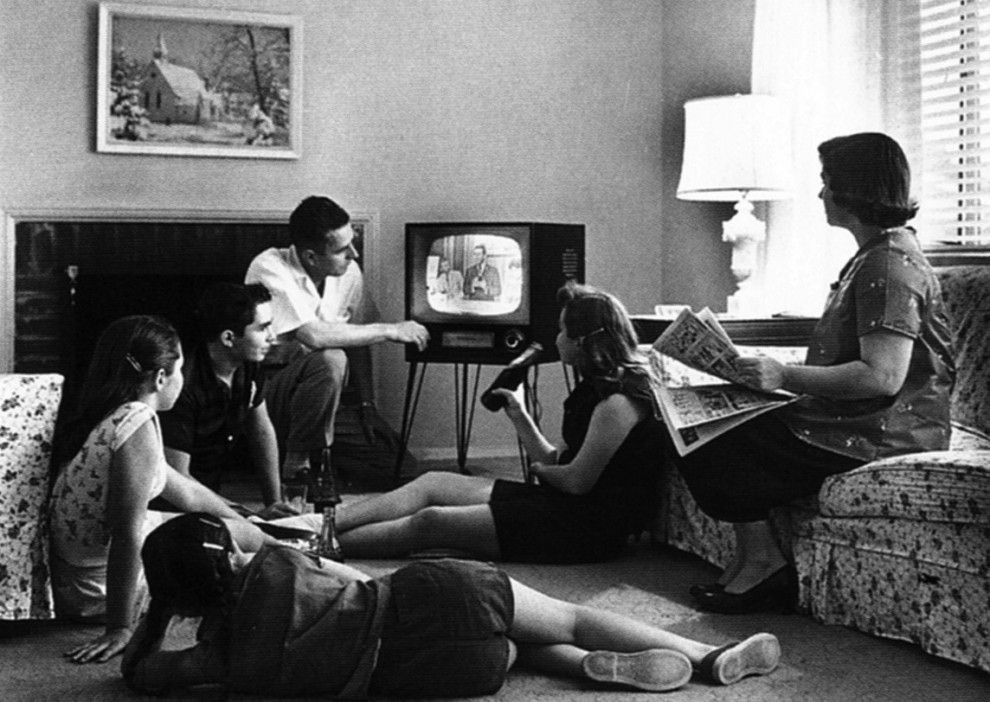 990_1428094908Family_watching_television_1958