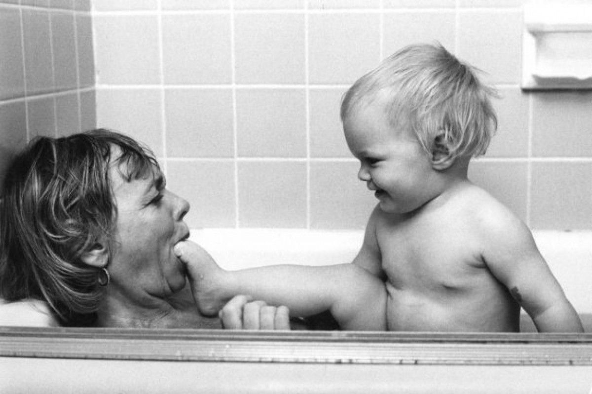 1200_1461829656mama-and-babe-in-tub-by-ken-heyman-3