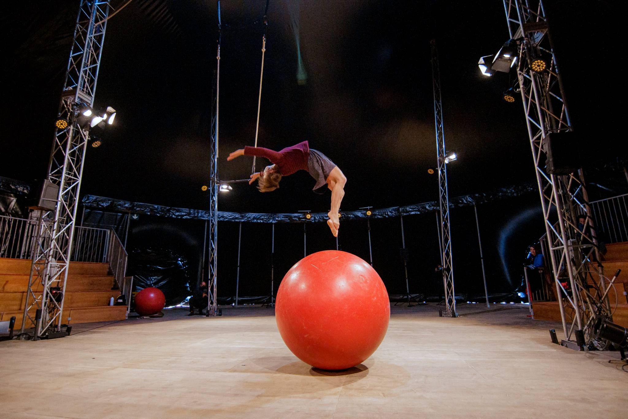 Foto espectacle circ a la carpa de Nilak