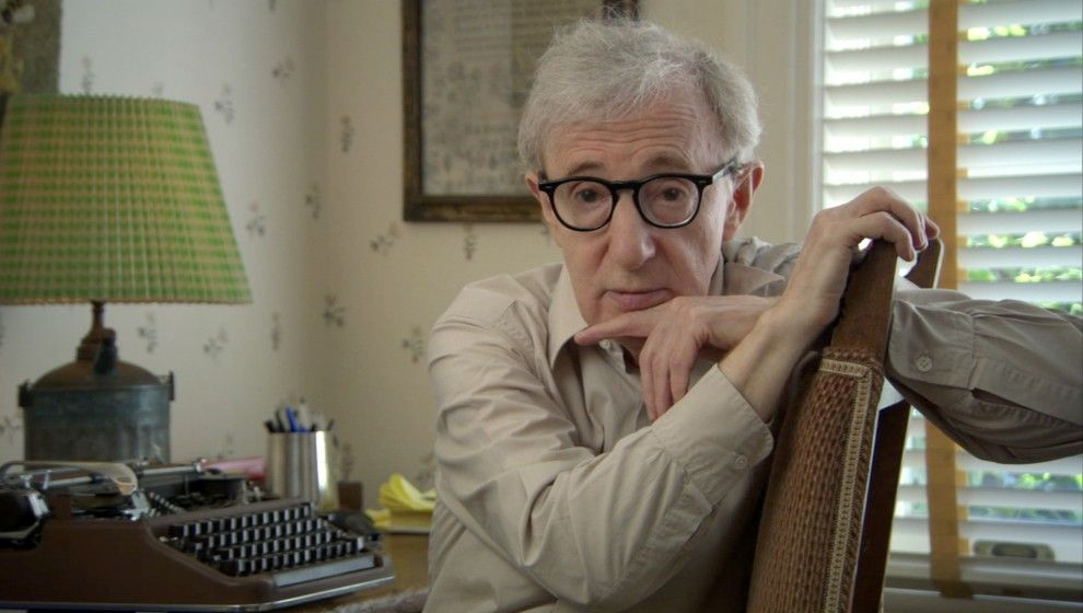 990_1448965514Woody_Allen_at_his_desk