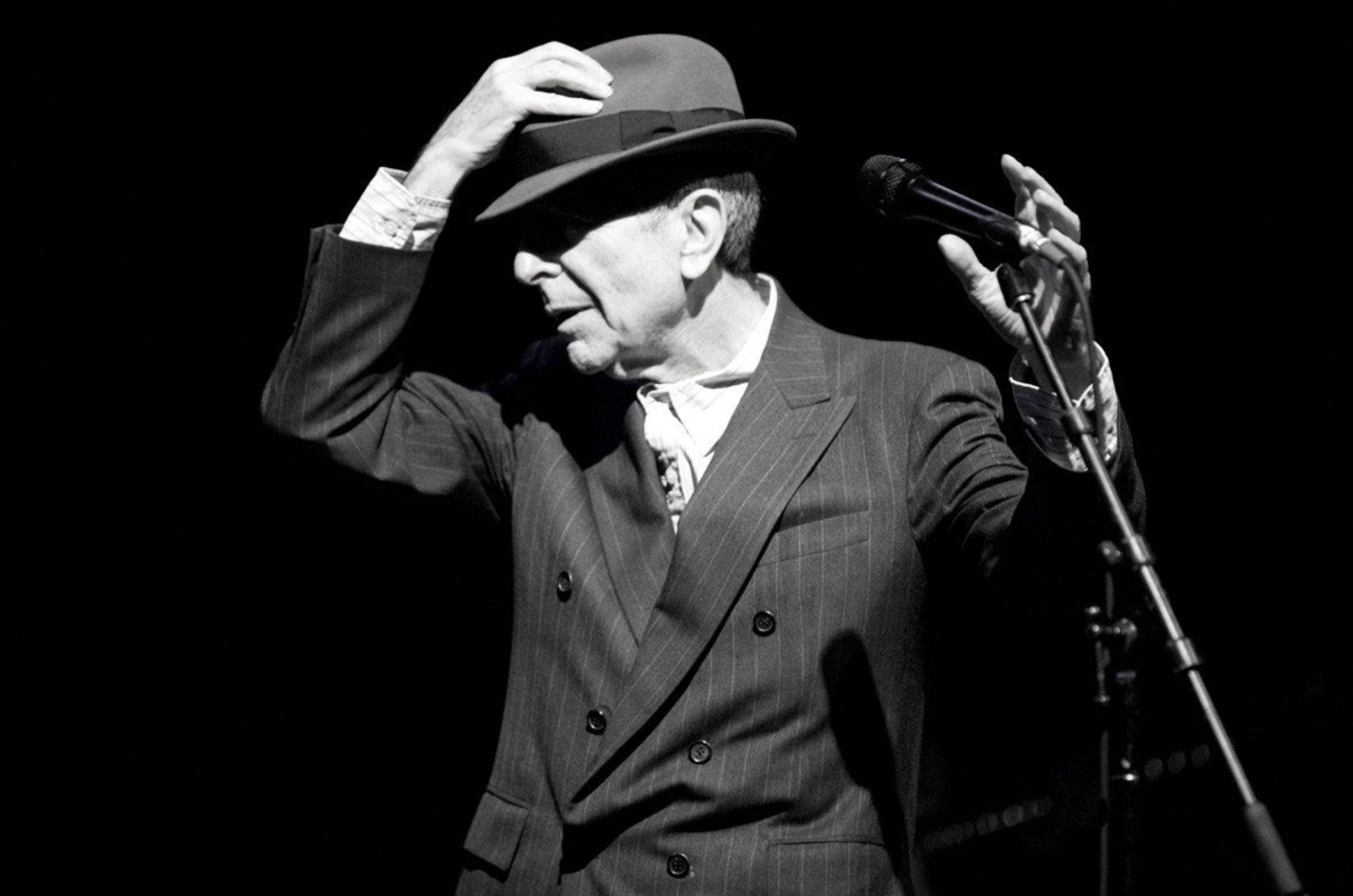 "Dance me to the end of love", de Leonard Cohen.