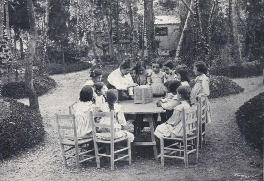 Infants de l’Escola del Bosc del parc de Montjuïc, dirigida per Rosa Sensat. (Font: Feminal, 27 de setembre de 1914)