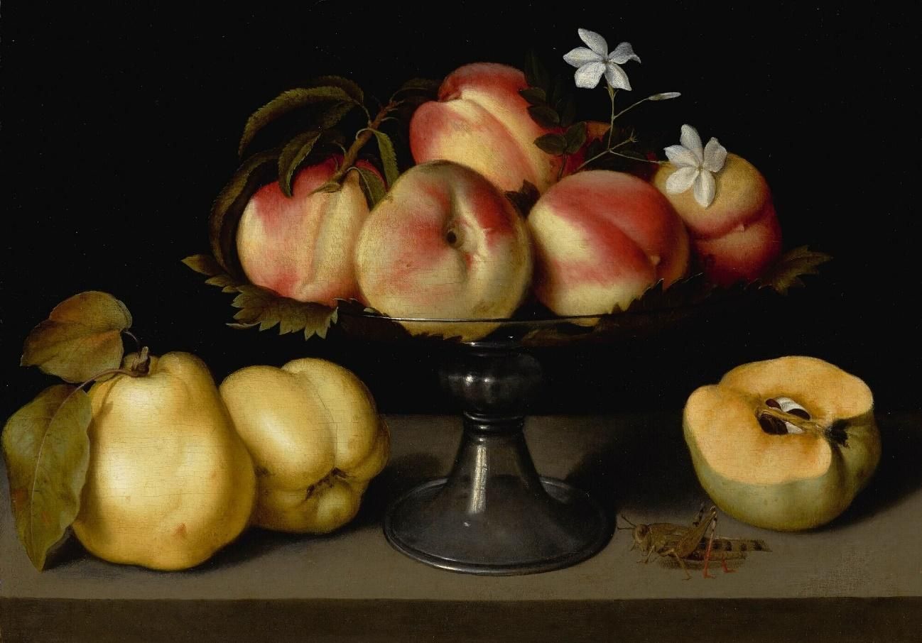 Fruitera de cristall amb préssecs, flors de gessamí, codonys i un saltamartí, 1610