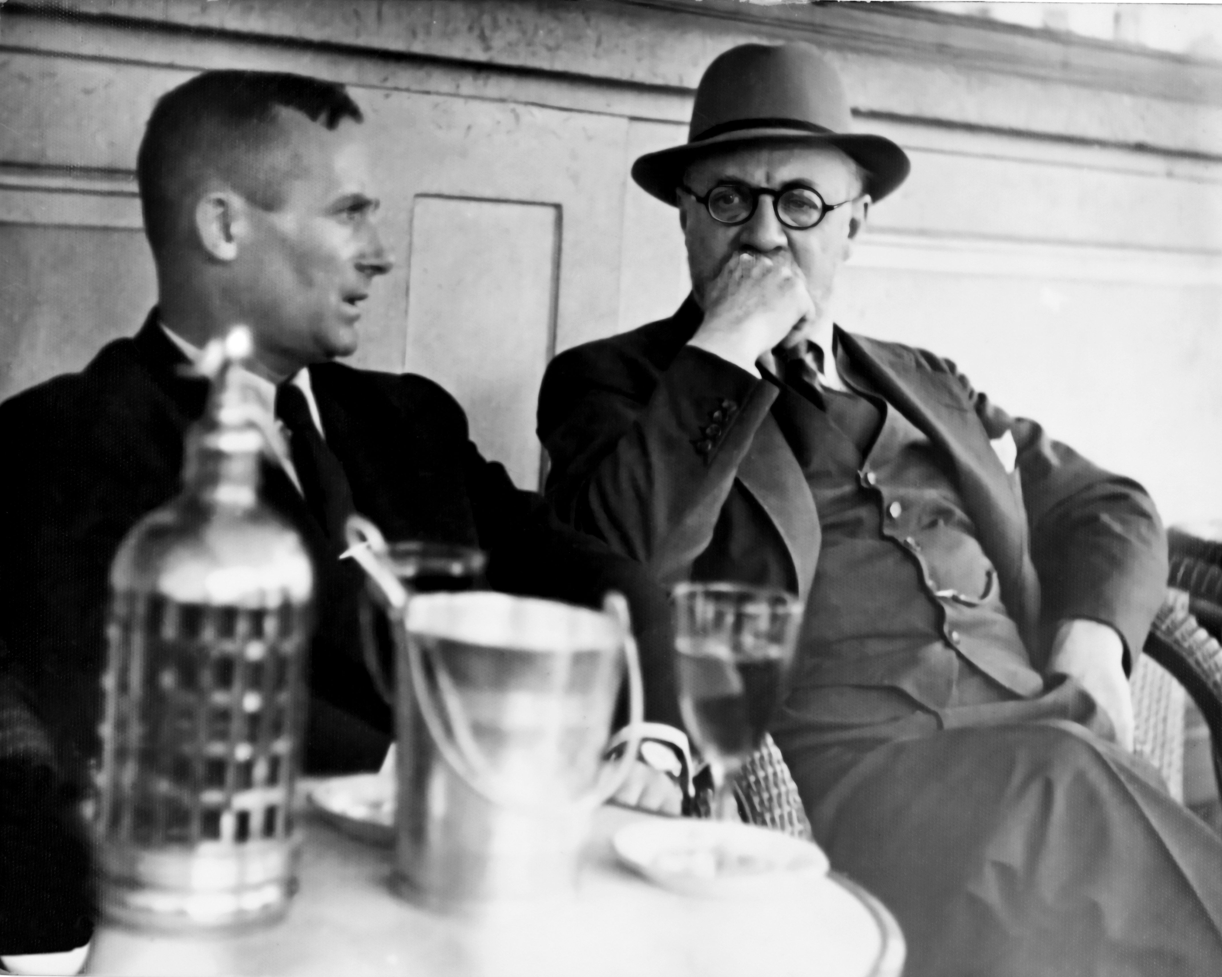 Joan Miró i Henri Matisse al cafè Les Deux Magots, París, c. 1936 © Pierre Matisse, VEGAP, Barcelona, 2024