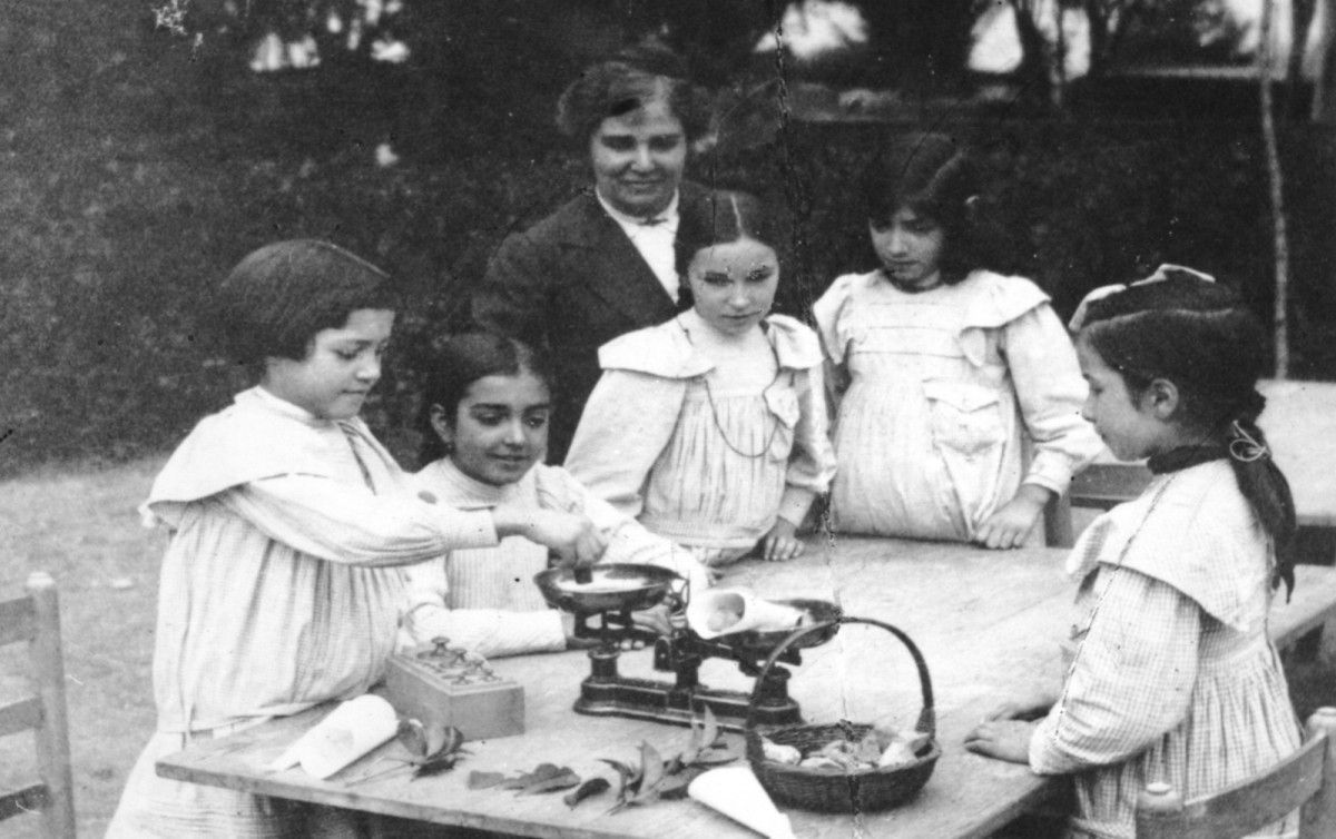 Foto: Matemàtica viva a l’aire lliure a l’Escola del Bosc de Montjuïc, una escola activa en plena natura amb Rosa Sensat al capdavant. Font: Associació de Mestres Rosa Sensat.