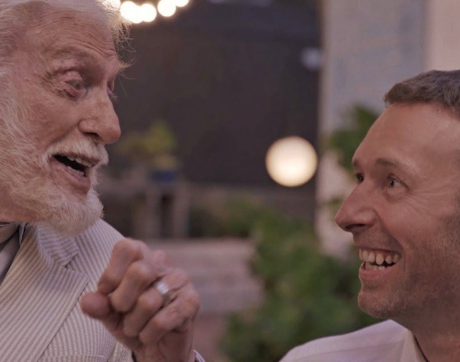 Dick Van Dyke i Chris Martin al videoclip "All my love"