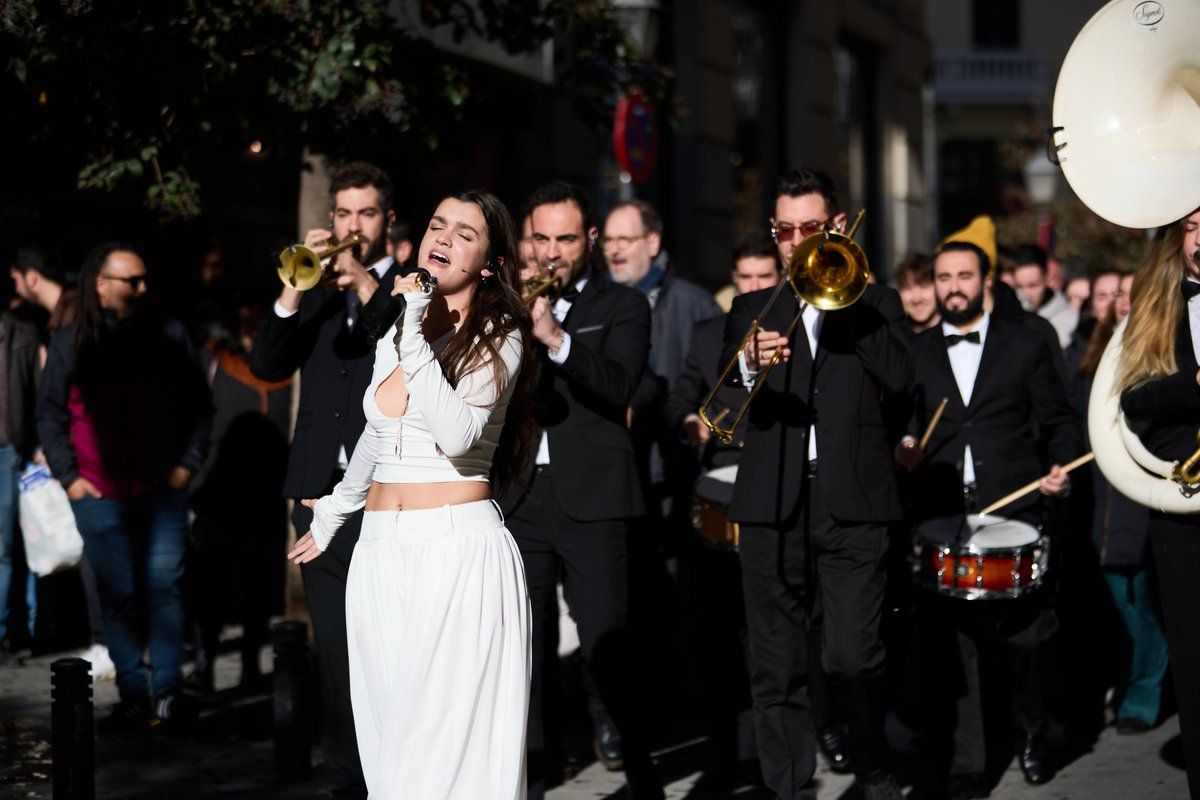 Amaia ha tancat l'últim programa de La Revuelta cantant al carrer de Madrid. Foto: RTVE