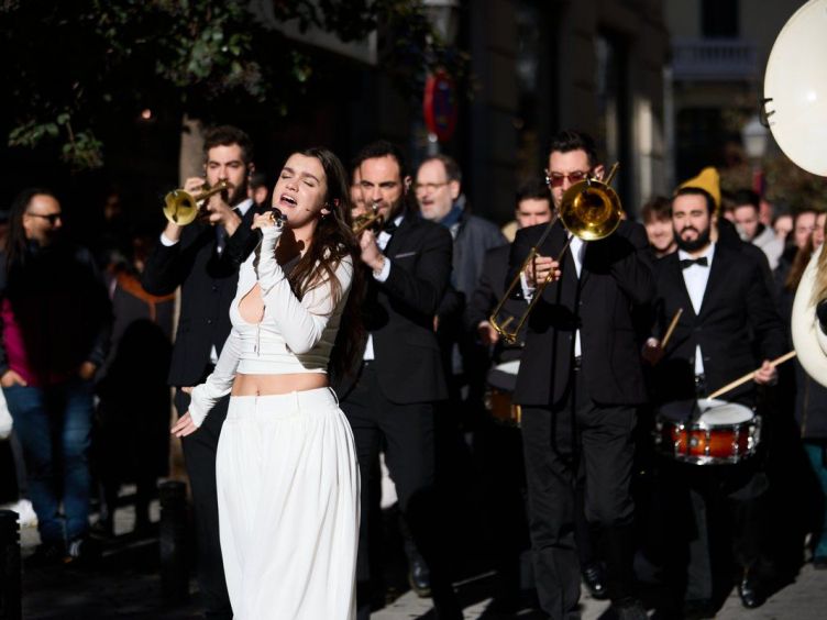 La cantant Amaia acompanyada de músics