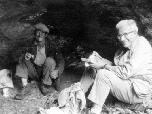 Joan Coromines amb Tusquet fent enquestes toponímiques, aixoplugats en una cova. Llessui, agost de 1963. Foto: Arxiu Fundació Pere Coromines