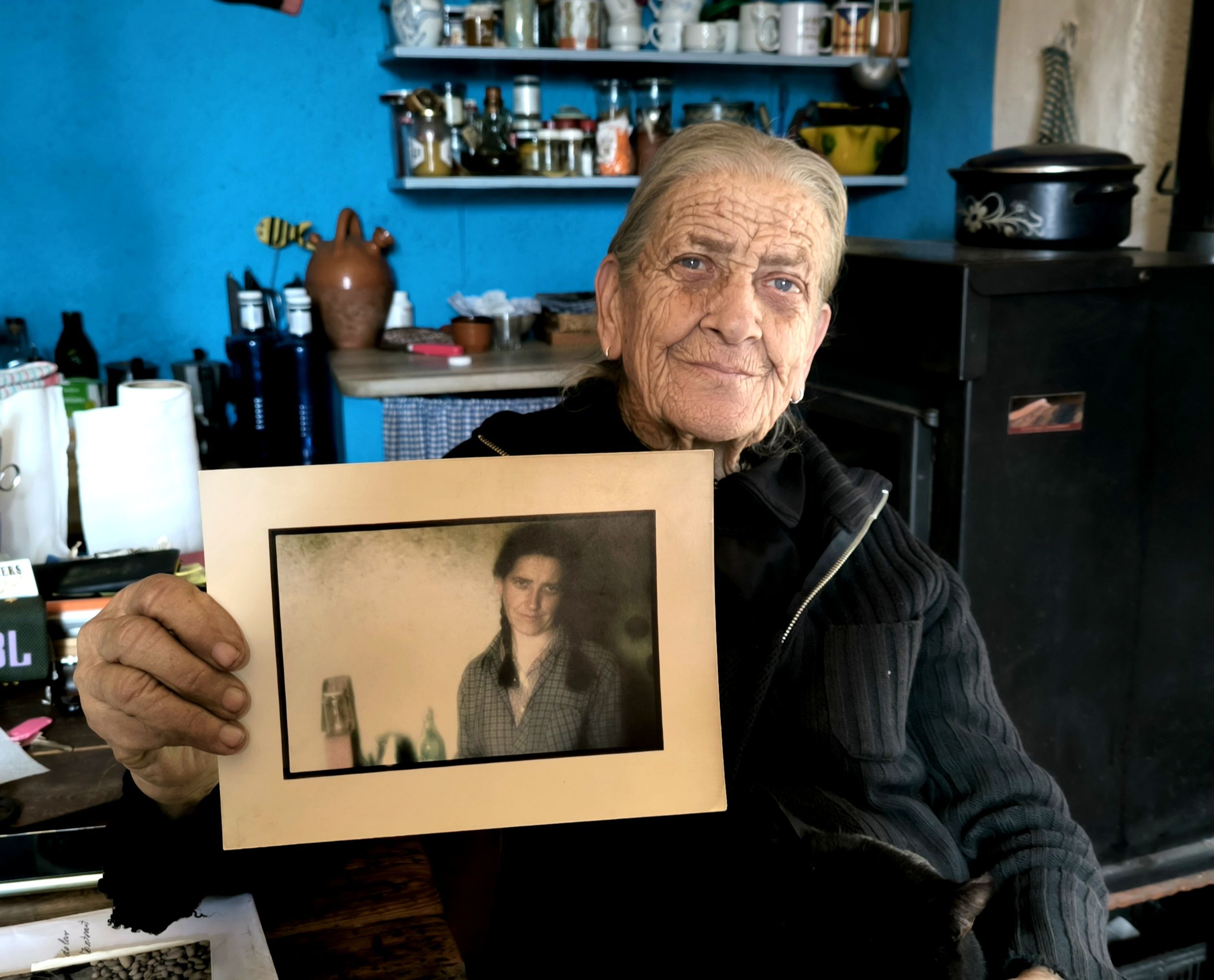 Montserrat Domingo amb un retrat de quan als 33 anys va anar a viure a l'ermita. Foto: Gemma Ventura